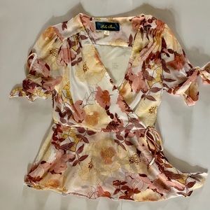 Beautiful floral top!